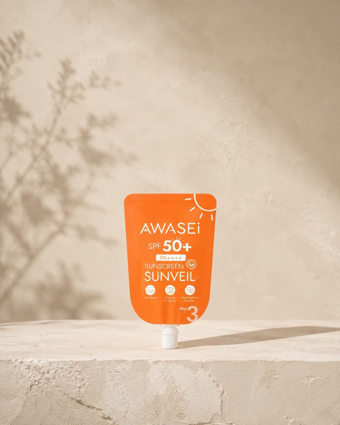 SUNVEIL กันแดดอะวาเซ่ SPF50+ ตั้งอยู่บนแท่นหินสีงาช้างในแสงแดดอ่อน